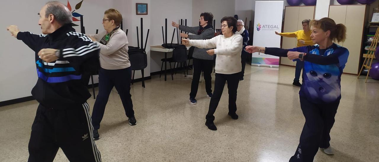 Alumnos de Ategal, durante la clase de taichí.