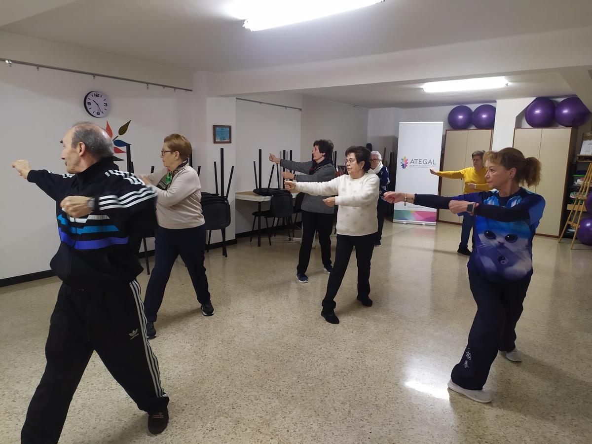 Alumnos de Ategal, durante la clase de taichí.