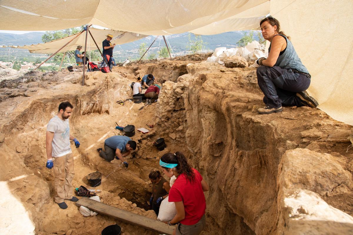 Varias personas trabajan en la excavación del Valle de los Neandertales, a 18 de agosto de 2023, en Madrid (España). El Museo Arqueológico y Paleontológico de la Comunidad de Madrid inicia hoy la XXII edición de la campaña de excavaciones en el Valle de los Neandertales, ubicado en Pinilla del Valle, temporada en la que se trabajará en cuatro yacimientos situados en el Calvero de laHiguera (Abrigo de Navalmaíllo, Cueva de la Buena Pinta, Cueva Des-Cubierta y Cueva Chica). Rafael Bastante / Europa Press (Foto de ARCHIVO) 18/08/2023. 18 AGOSTO 2023;EXCAVACIÓN;PREHISTORIA;ARQUEOLOGÍA;ARQUEÓLOGO;MUSEO;2023 EN IMÁGENES;