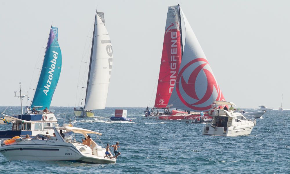 Miles de personas se dan cita en el Village del Puerto de Alicante para disfrutar del estreno de la competición