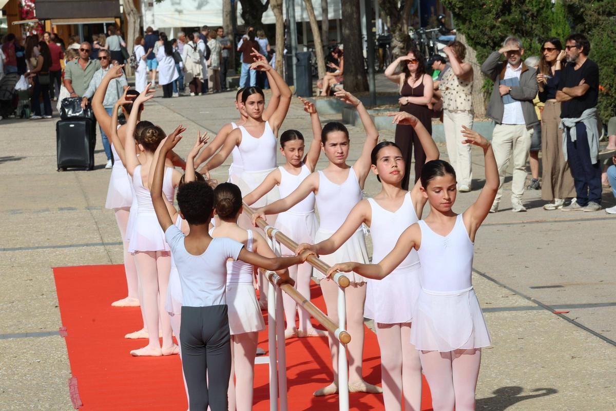 Todas las imágenes de la clase celebrada por el Convservatori de Ibiza en el Dia de la danza en Vara de Rey