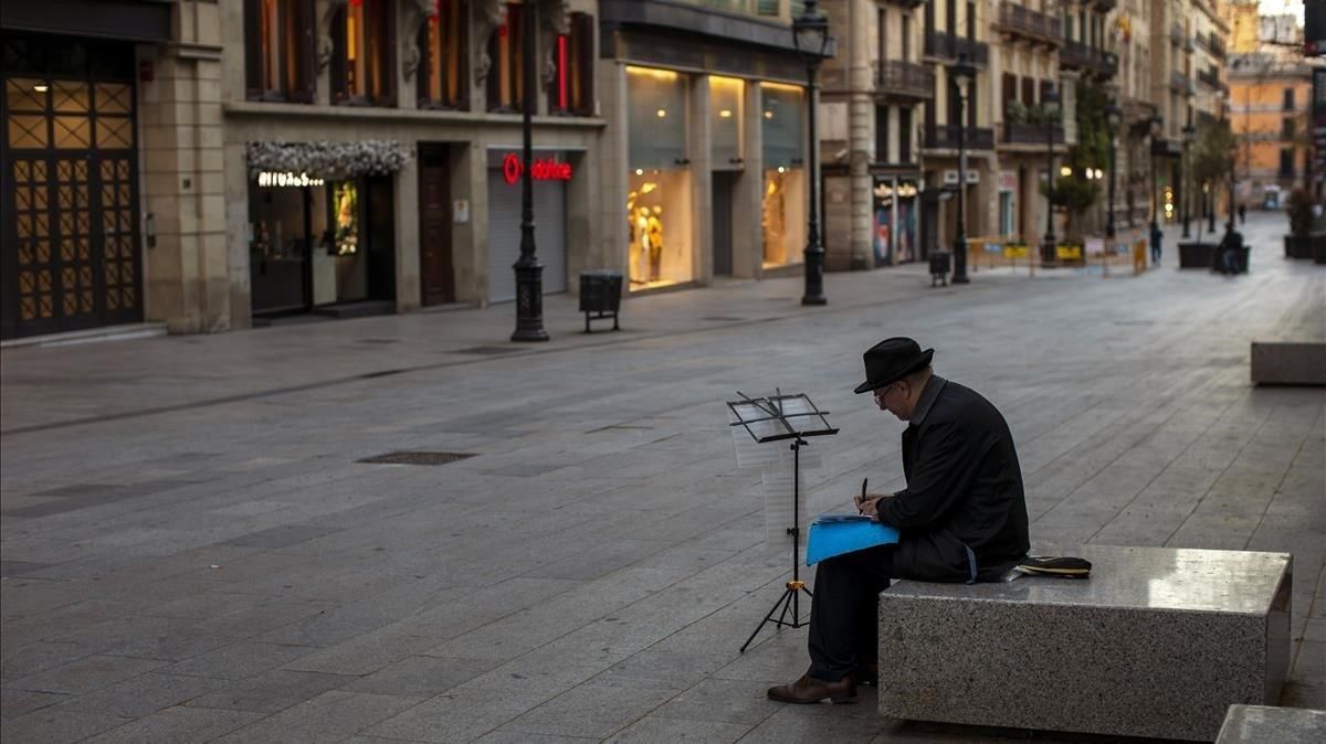 segea53186421 file   in this sunday  march 15  2020 file photo  a man sits200421121546