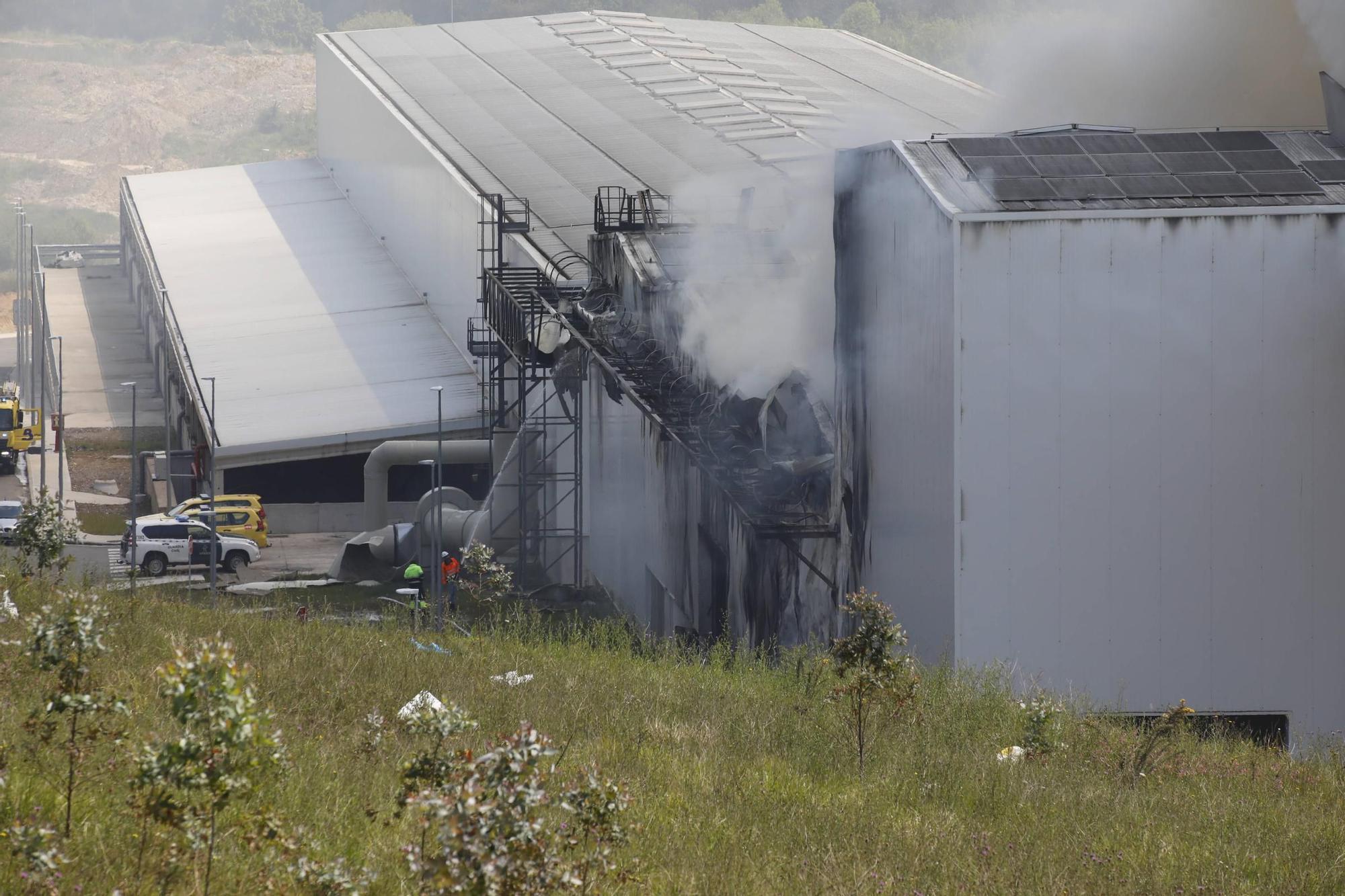 Así fue el espectacular incendio en una planta de Cogersa en Gijón (en imágenes)