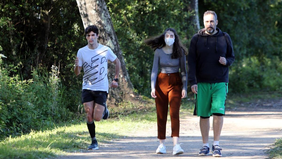 Gente paseando por el sendero del río Lagares. // Marta G. Brea