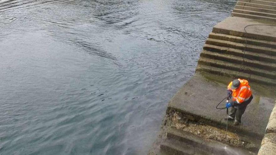 Tareas de limpieza en la zona del muelle y de las playas de Luarca