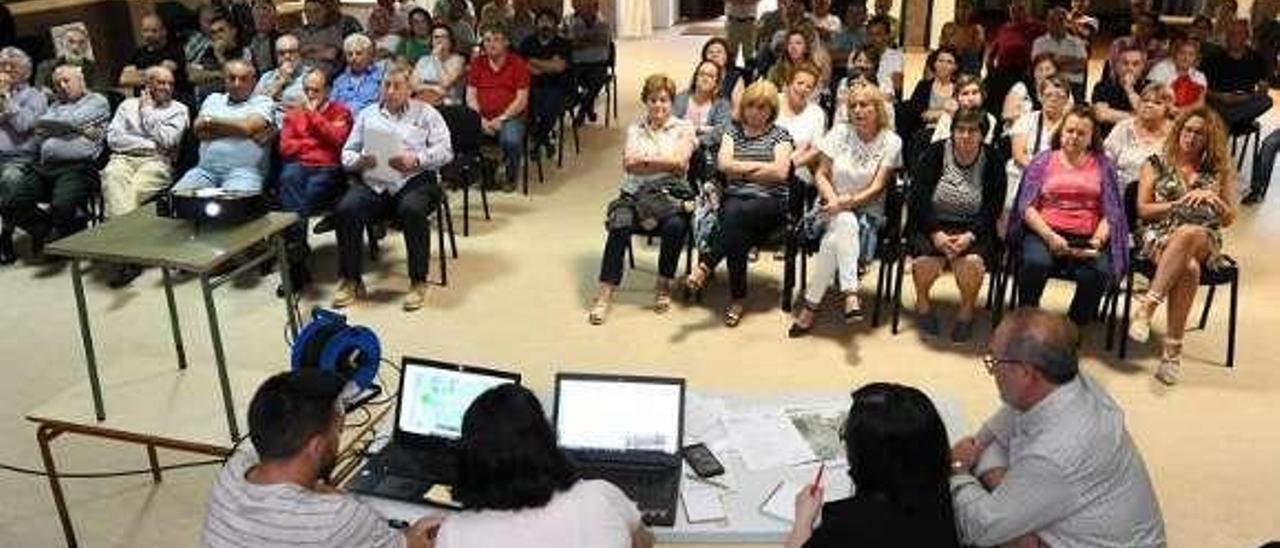 Asamblea de los afectados por la variante de Alba. // Faro