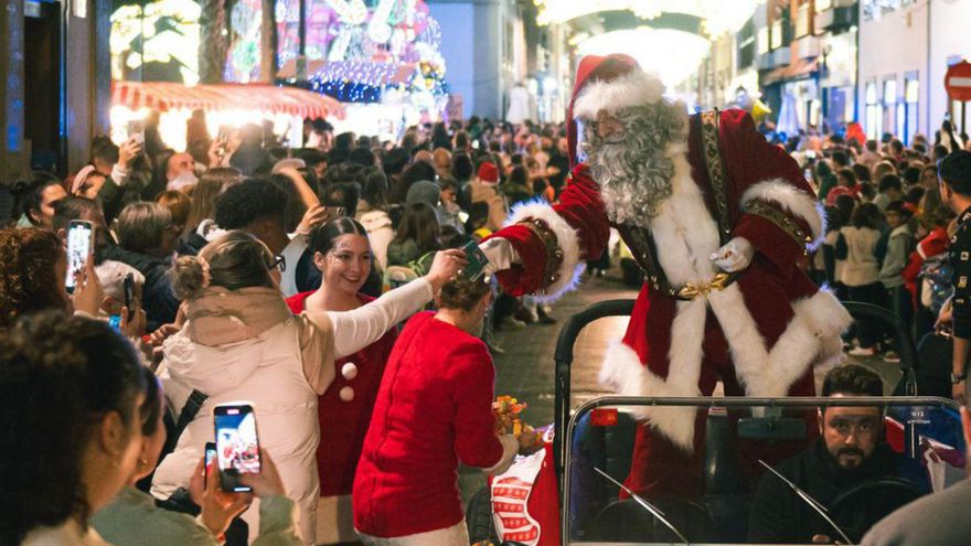La cabalgata de Papá Noel vuelve para animar las calles del casco de La Laguna