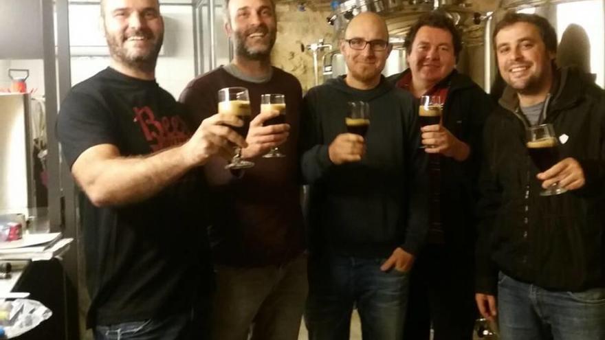 Los ganadores del concurso, con la cerveza Necro.