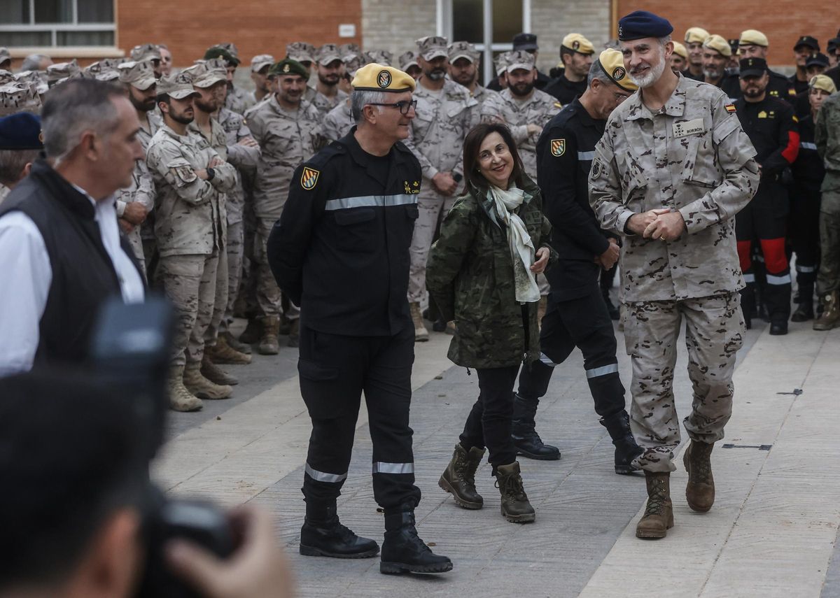 Felipe VI visita las unidades militares desplegadas en Valencia a consecuencia de la DANA