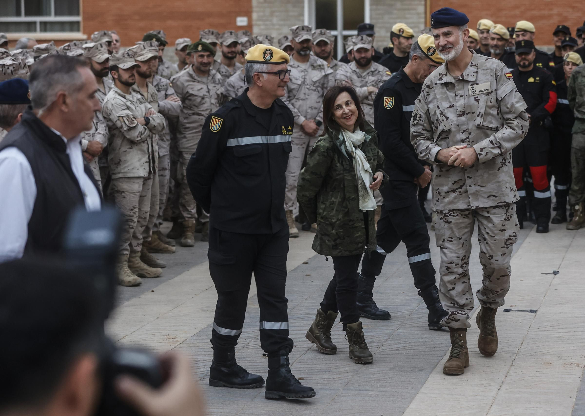 Felipe VI visita las unidades militares desplegadas en Valencia a consecuencia de la DANA