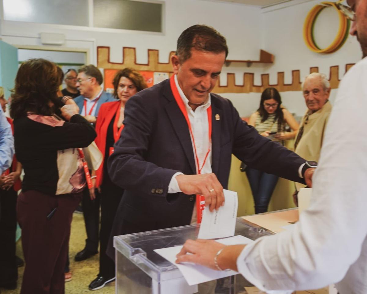 José Antonio Serrano emite su voto en Puente Tocinos