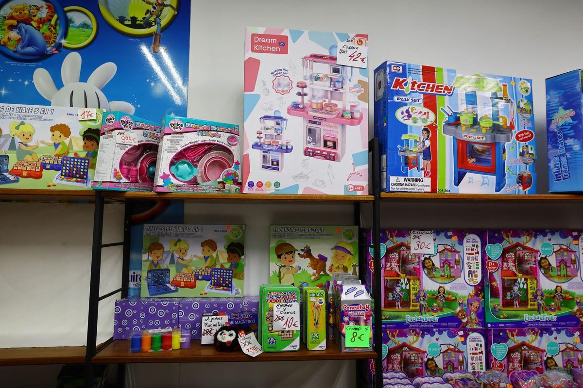 Regalos Izquierdo-Tello,  la tienda de toda la vida que dice adiós al barrio de Torrero: "Estamos aquí desde que se vendía a la antigua"