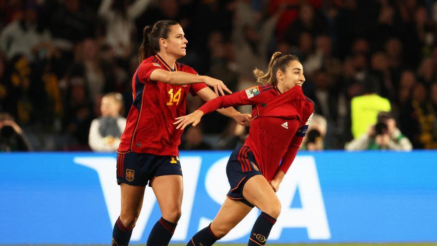 La gironina Laia Codina i Olga Carmona celebren el gol que ha donat la victòria a la selecció