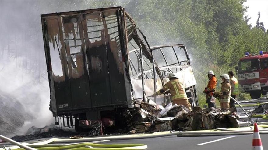 Al menos 18 muertos en un choque de autocar en Alemania