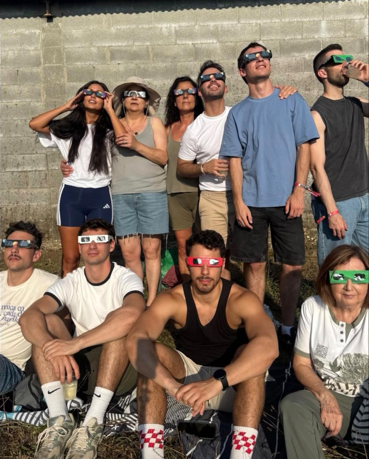 María Lamela, disfrutando del eclipse solar junto a sus amigos
