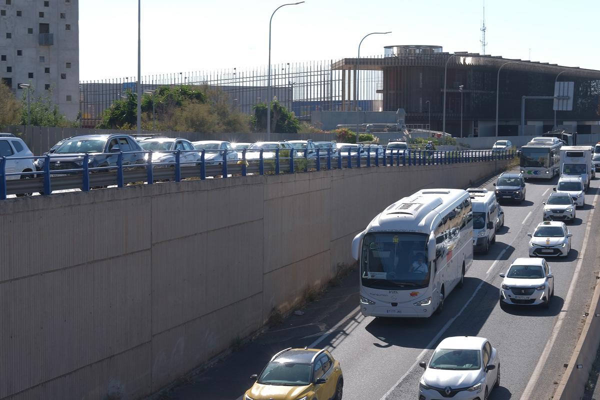 FOTOS: Monumental atasco en la Vía de Cintura de Palma por el vuelco de un coche FOTOS: Monumental atasco en la Vía de Cintura de Palma por el vuelco de un coche