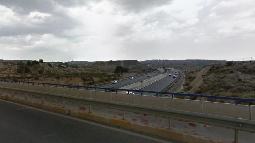 Muy grave una mujer al caer de un puente a la autovía en Molina de Segura