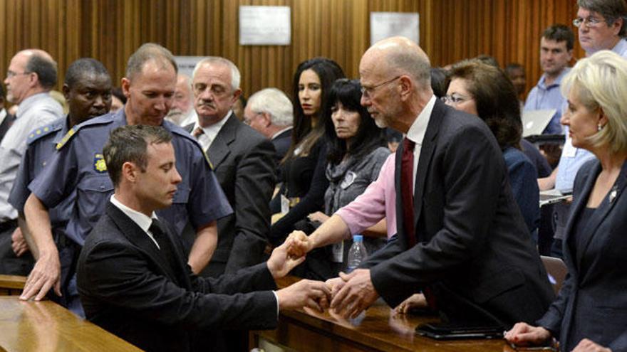 Oscar Pistorius saluda a su familia tras conocer la sentencia.