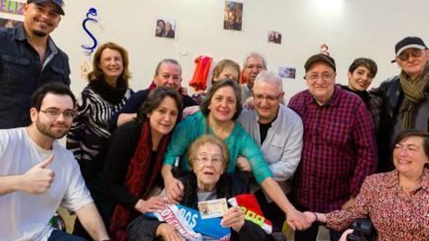 Emilia Durá, rodeada de familiares durante la fiesta de cumpleaños, ayer, en la residencia donde vive en Finestrat.