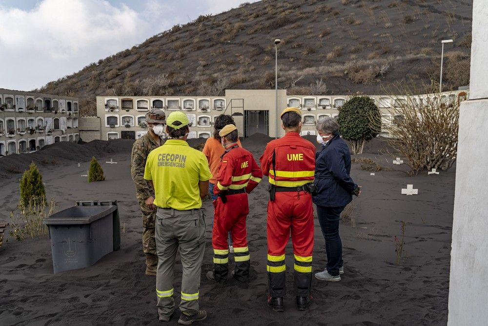 Ofrenda Floral a los Difuntos en el cementerio de Las Manchas en la zona de exclusión del volcán de La Palma