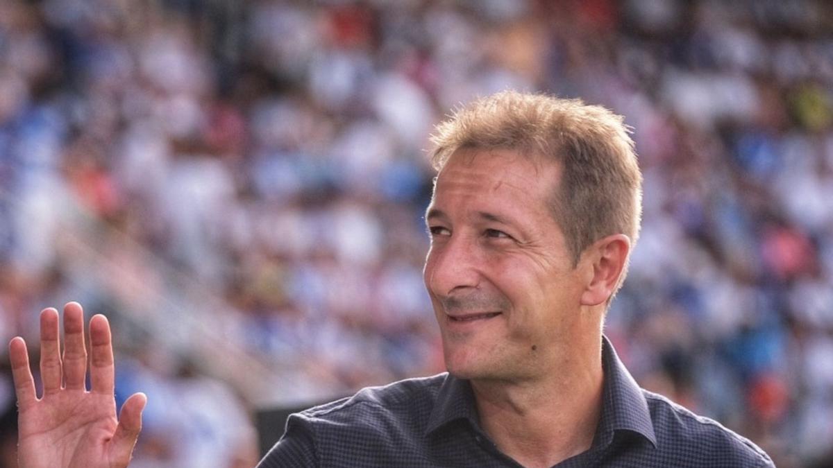 Luis Miguel Ramis, técnico del CD Tenerife, en el partido de ayer.