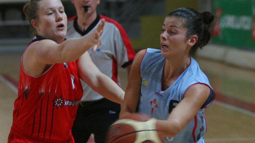 Sara Gómez, durante un partido en As Travesas. // Jesús de Arcos