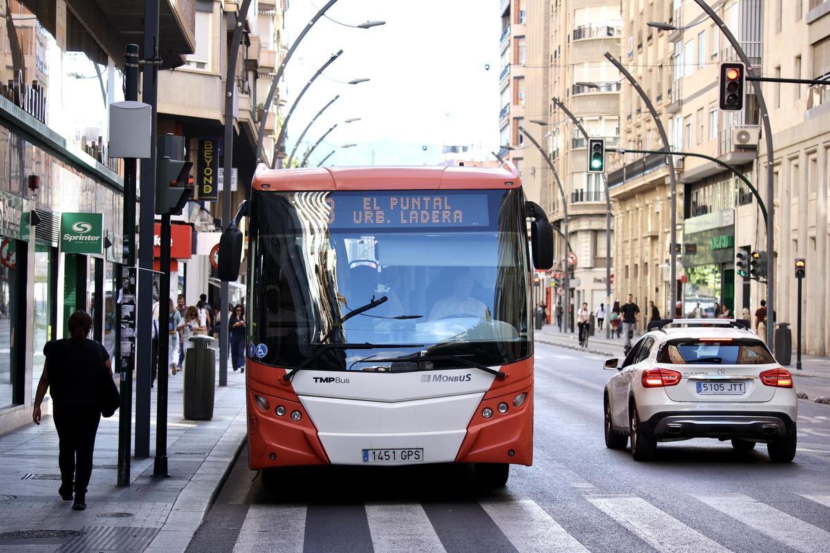 Uno de los autobuses urbanos que da servicio a las pedanías de Murcia.