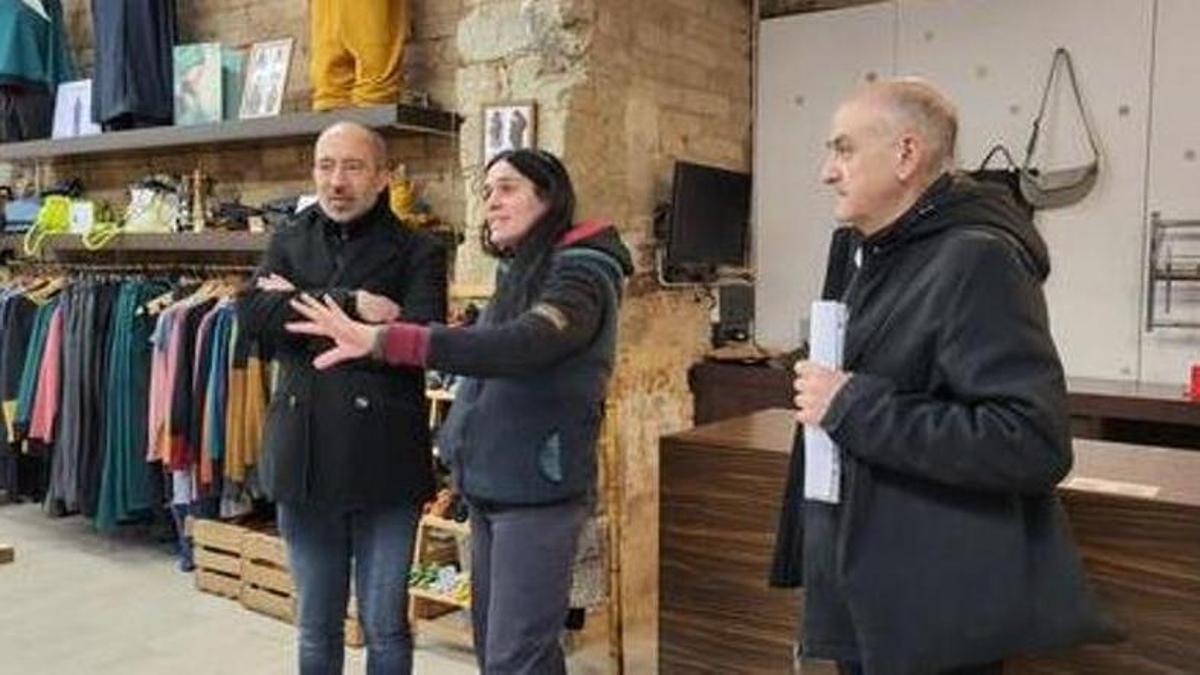 Aloy i el regidor Sixto durant una de les visites als barris de Manresa