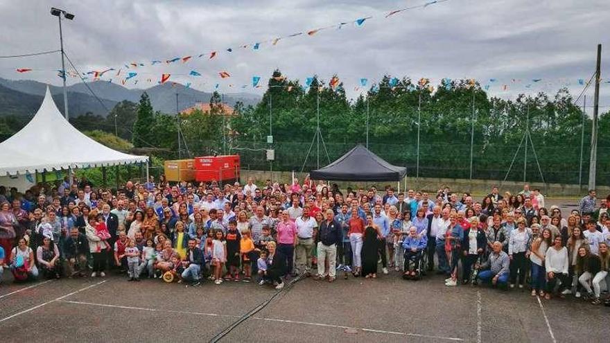 Foto de familia de los vecinos de Novellana durante la sesión vermú de las fiestas del año pasado.