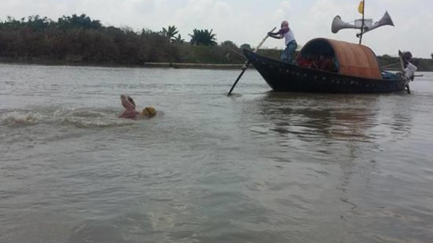 Nadando 11 horas en el río Ganges entre cadáveres de vacas y perros