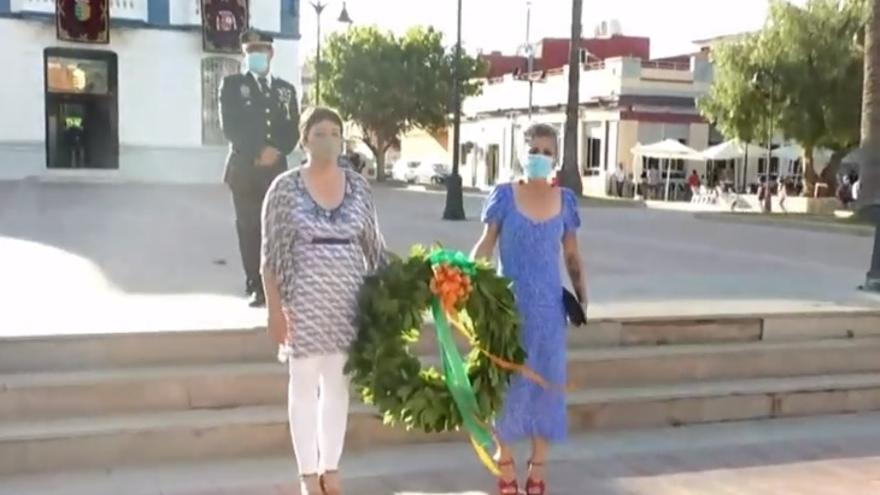 Maure y Albero depositaron llevan la corona de laurel para depositarla en el monolito.