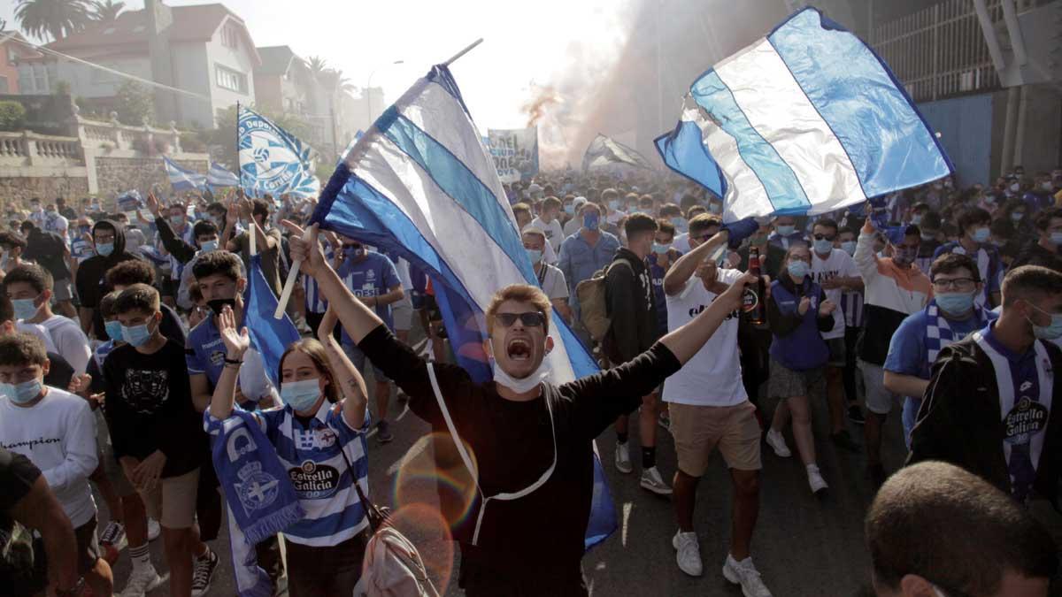 Los alrededores de Riazor se llenan de aficionados que animan al Depor