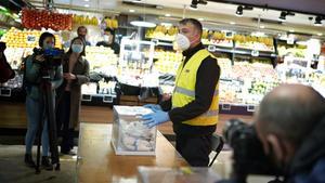 Llegada de las urnas al Mercat del Ninot de Barcelona, que será sede electoral el domingo.