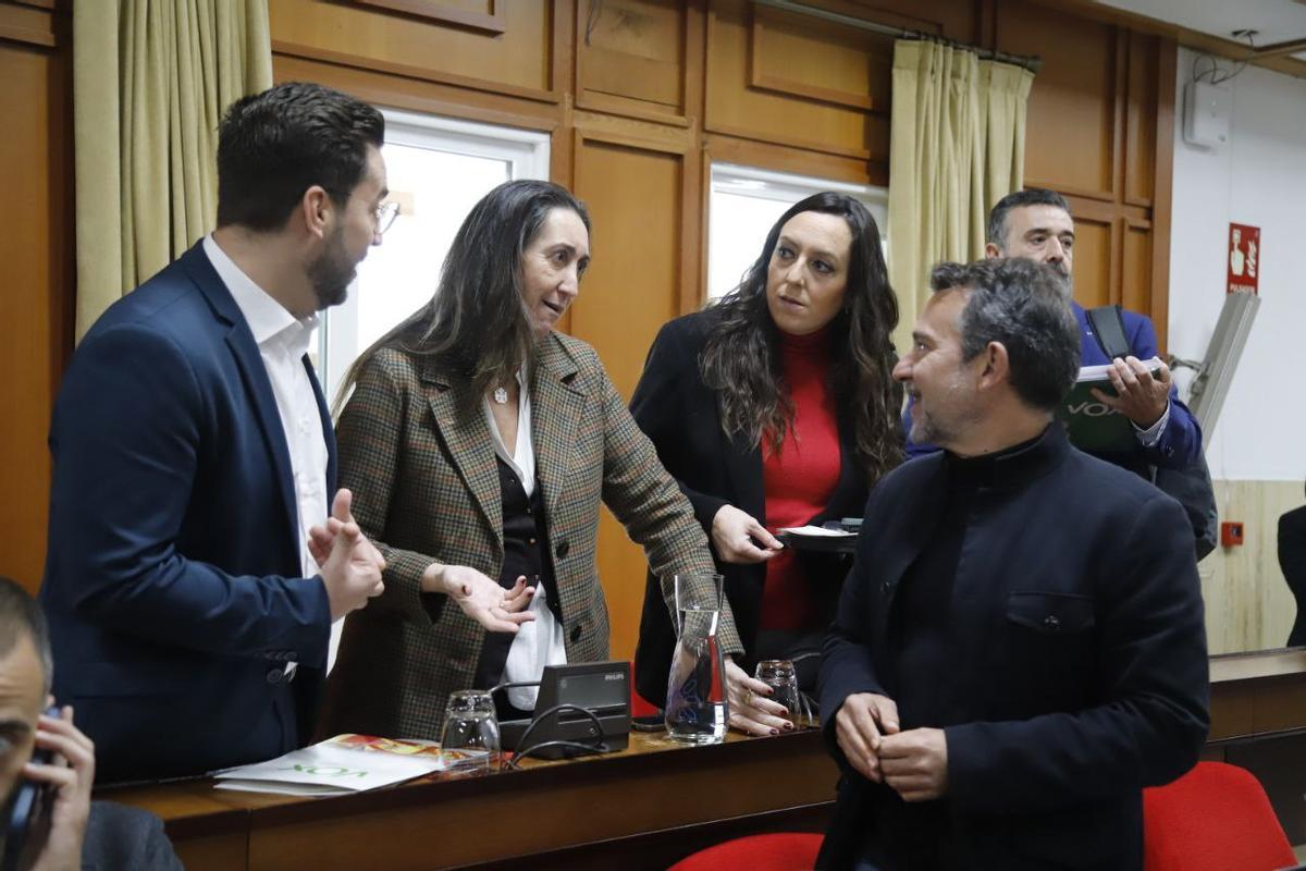 Concejales de la oposición, antes del inicio del pleno.