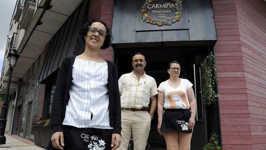 Isabel López Fraiz (delante), junto a sus padres Manuel y Carmen, ayer, ante la floristería. // Bernabé/J. Lalín