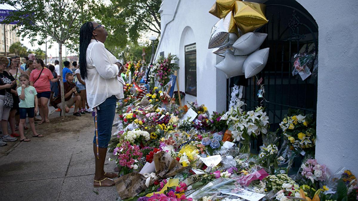 Una dona al memorial alçat al costat de l’església, a Charleston.