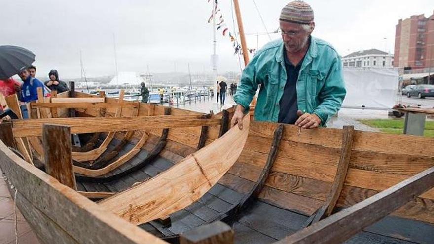 Rens Willet, ayer, junto a uno de sus botes de vela expuestos en «Bitácora».