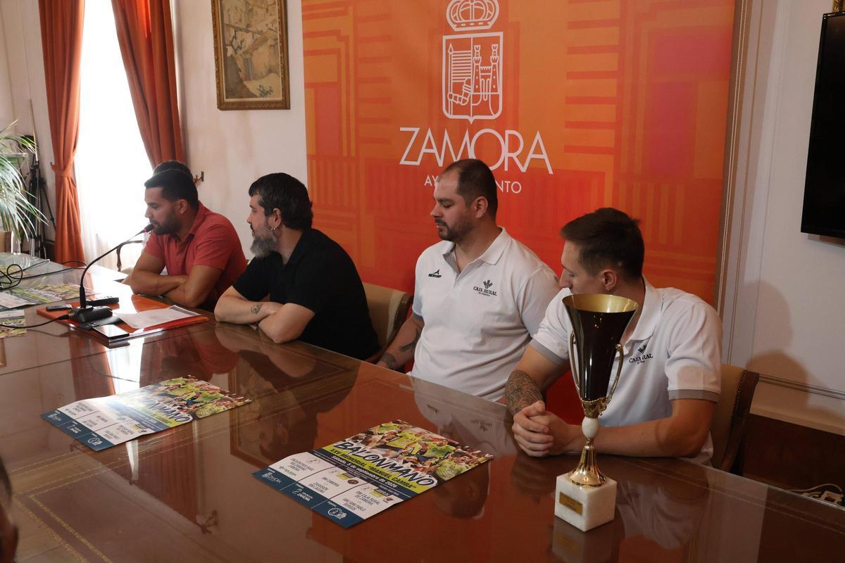 Octavio Magadán explica los pormenores del torneo durante su presentación.