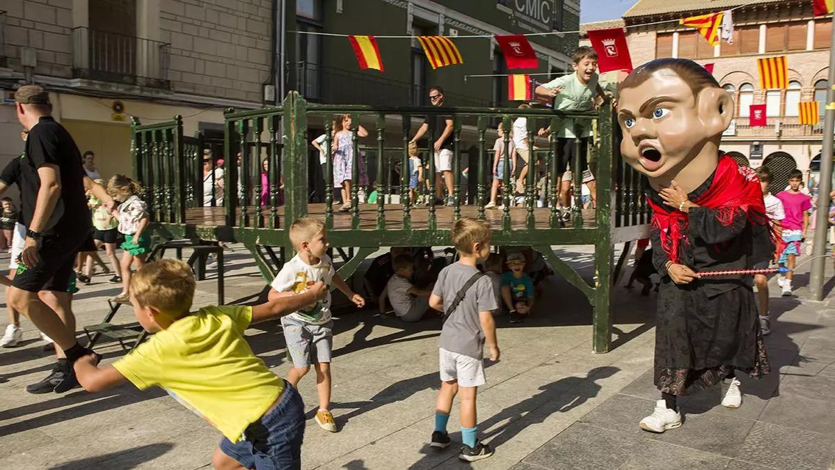 Niños y niñas de Zuera celebrando en una plaza del municipio las fiestas de San Licer