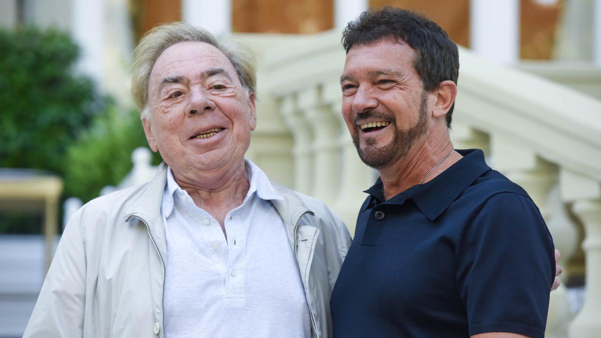 Antonio Banderas y el compositor Lloyd Webber,  este lunes en el jardín del hotel Ritz de Madrid.