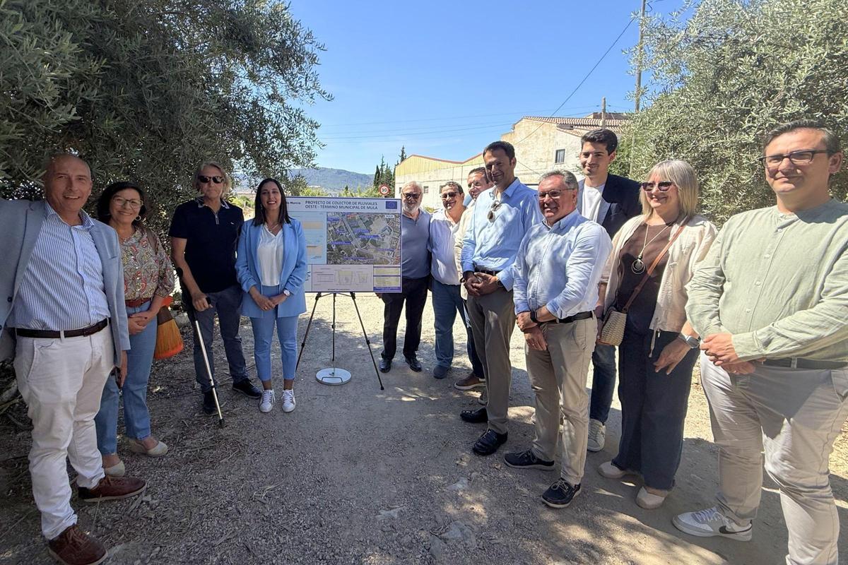La consejera Sara Rubira y el alcalde de Mula, en la presentación del nuevo colector de pluviales Oeste.