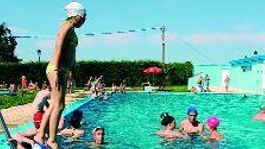 El concello cuenta con piscinas al aire libre en Silleda y A Bandeira, ya que la del cámping de Medelo está cerrada. / bernabé/javier lalín