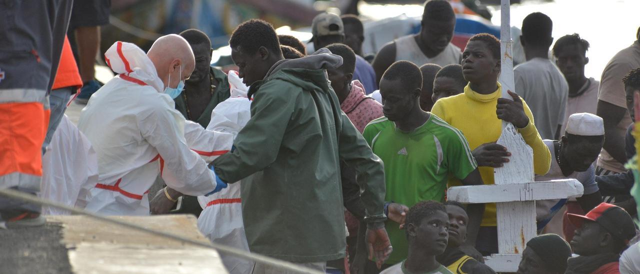 Un grupo de migrantes desembarca en El Hierro con la ayuda de los equipos de emergencia.