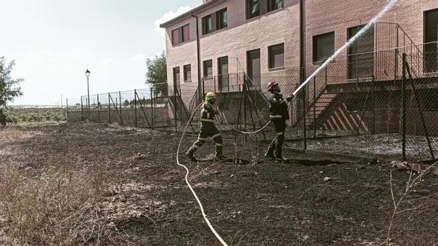 Bomberos de Toro actúan en un incendio de rastrojos en Morales | CEDIDA