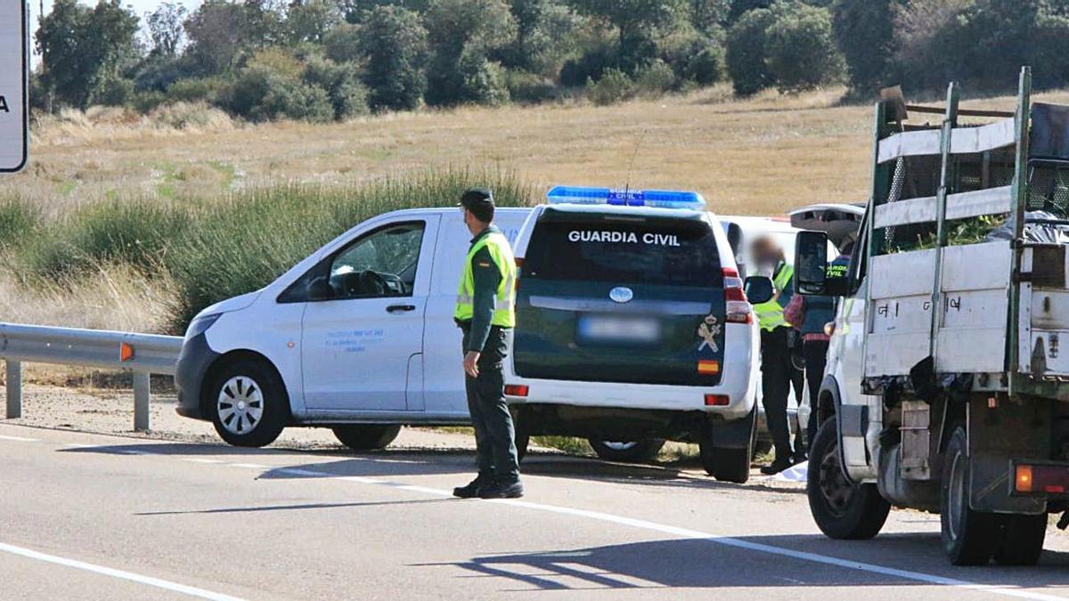 La Guardia Civil custodia el cuerpo de la persona fallecida en el término deFontanillas de Castro. | José Luis Fernández