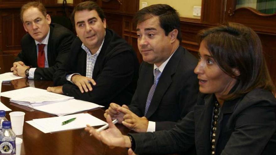 Carlos Negreira, segundo por la izquierda, y Crespo, el tercero, en una reunión en el Concello.