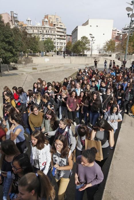 L''alumnat de Secundària surt als carrers de Girona per rebutjar les revàlides