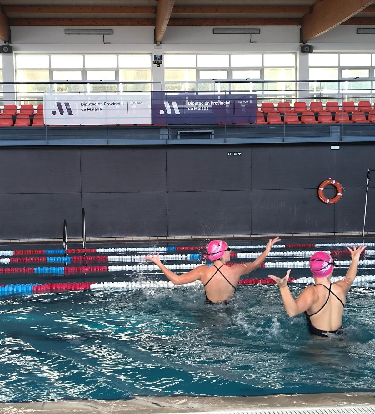 Nadadoras entrenado en la Piscina Munical de Nerja.