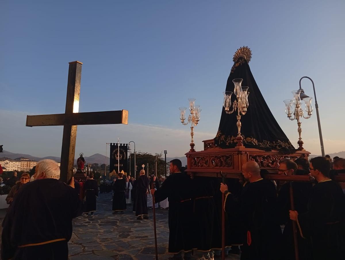 En imágenes: La procesión de bajada marca el inicio de la Semana Santa en Luarca