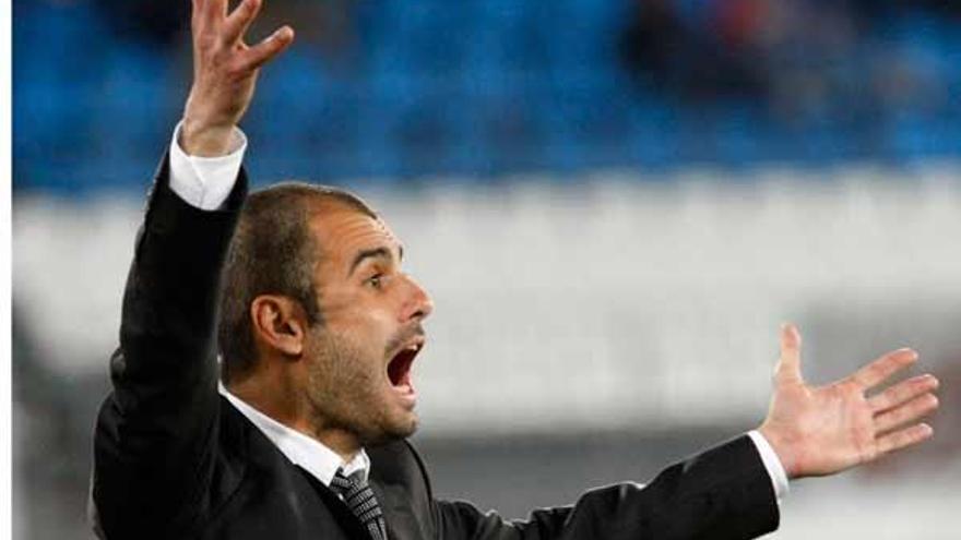 Guardiola da indicaciones a sus jugadores durante un partido de esta temporada